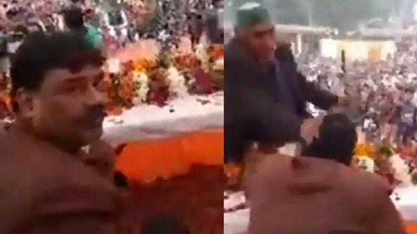 سیلی کشاورز به سیاستمدار محلی روی استیج سیلی کشاورز به سیاستمدار محلی روی استیج