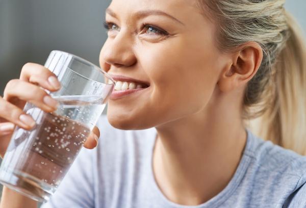 5 تاثیر شگفت انگیز نوشیدن آب روی مغز 5 تاثیر شگفت انگیز نوشیدن آب روی مغز